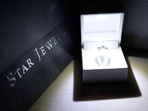 【STAR JEWELRY(スタージュエリー)の口コミ】 アームがウェーブかかっていて、真ん中に大きなダイアモンドが付いている…