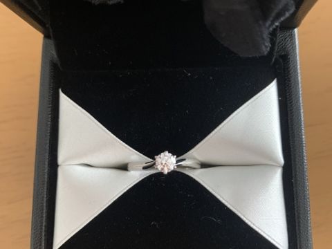 【エクセルコダイヤモンド(EXELCO DIAMOND)の口コミ】 ダイヤモンドの下の部分が自分のイニシャルのように見えるデザインだった…