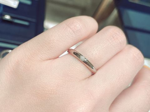 【ROYAL ASSCHER(ロイヤル・アッシャー)の口コミ】 スルッと入る着け心地がとても良かったです。
シンプルな定番の指輪なので…