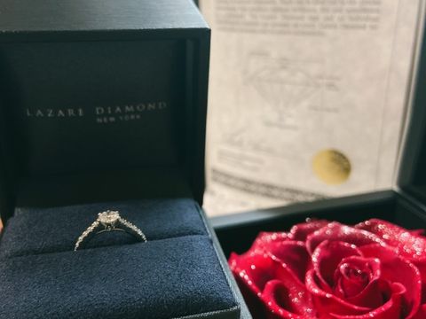 【ラザール ダイヤモンド(LAZARE DIAMOND)の口コミ】 ダイヤモンドがたくさんついた婚約指輪を探しており、ダイヤモンドの輝き…