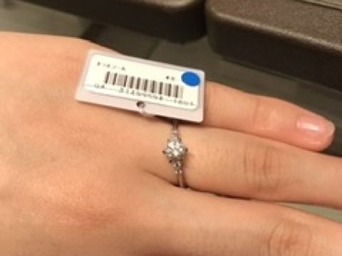 【アイプリモ(I-PRIMO)の口コミ】 センターダイヤモンドの横にメレダイヤモンドがついていて、存在感がある…