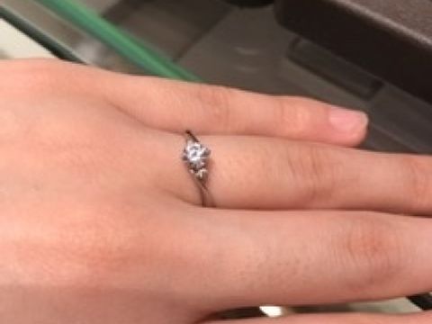 【アイプリモ(I-PRIMO)の口コミ】 センターダイヤモンドの横にメレダイヤモンドが1粒付いています。両サイド…