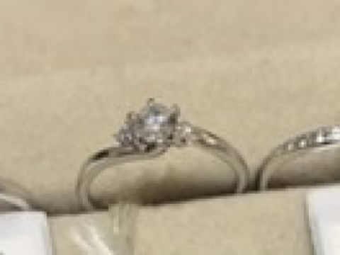 【アネリディギンザ(ANELLI DI GINZA)の口コミ】 作りが細めで細めが好みだったので、気に入りました。婚約指輪もウェーブ…