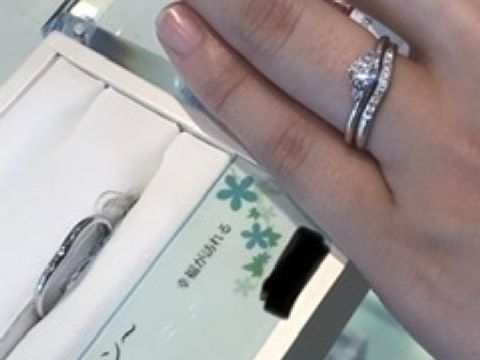 【Bridal Jewelry Fujita(ブライダルジュエリーフジタ)の口コミ】 結婚指輪と婚約指輪セットでつけると、2つの指輪の隙間がなく、とても手が…