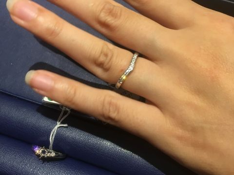 【銀座ダイヤモンドシライシの口コミ】 V字の細めで探していて、出来ればダイヤモンドがたくさん付いている指輪が…