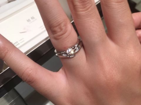 【俄(にわか)の口コミ】 エンゲージリングはひと花の桜が木に咲いたのをイメージし、マリッジリン…