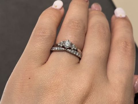 【ティファニー(Tiffany & Co.)の口コミ】 上のエンゲージリングと重ねた時に綺麗にはまるものを探していたところ、…