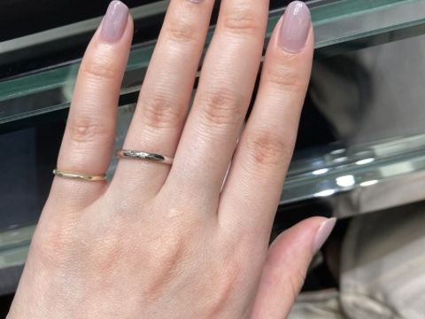 【ラザール ダイヤモンド(LAZARE DIAMOND)の口コミ】 シンプルで王道、飽きのこないデザインが多いと思います。プラチナの重厚…