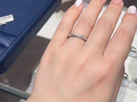 【銀座ダイヤモンドシライシの口コミ】 シンプルですが中央に斜めにラインが入っているデザインがめずらしく目に…