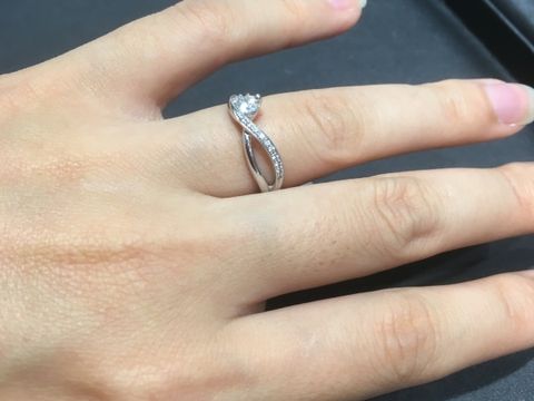 【VENUS TEARS(ヴィーナスティアーズ)の口コミ】 他のブランドでは見たことのない、大胆なエンゲージリングのデザインがお…