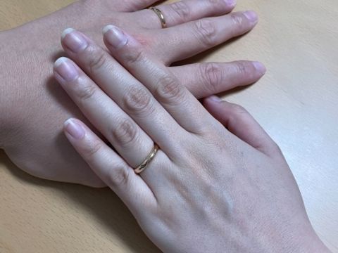 【カルティエ(Cartier)の口コミ】 婚約指輪はプラチナでしたが、結婚指輪についてはお互いの肌の色味から、…