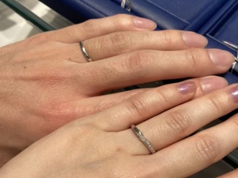 【銀座ダイヤモンドシライシの口コミ】 主にストレートタイプの結婚指輪を中心に探していましたが、お店のスタッ…