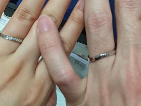 【4℃ BRIDAL(ヨンドシーブライダル)の口コミ】 シンプルなデザインで、どの年代になっても長くつけれられるようなものと…