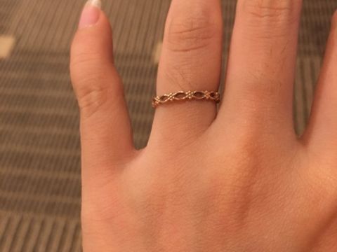 【ジル スチュアート(JILLSTUART)の口コミ】 小柄で可愛らしいリングです。
ピンクゴールド色で肌馴染みも良く、目立ち…