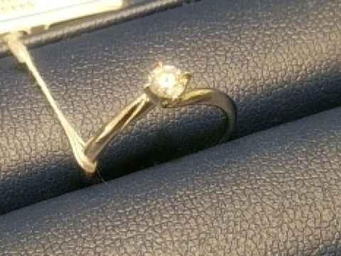 【銀座ダイヤモンドシライシの口コミ】 少なめの爪でダイヤモンドを支えるデザインで、ダイヤの特徴が全面に出て…