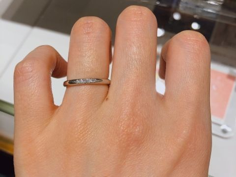 【銀座ダイヤモンドシライシの口コミ】 ストレートな形ですがダイヤモンドが斜めに埋められていてとても素敵でし…