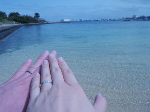 【ミンサーリングの口コミ】 ダイヤモンドのカラーが波のような感じに白から青にグラデーションとなっ…