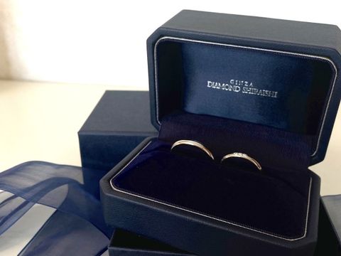【銀座ダイヤモンドシライシの口コミ】 婚約指輪と重ねた時の見た目とスキマの空き具合、フィット感がベストマッ…