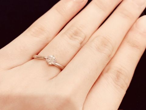 【4℃ BRIDAL(ヨンドシーブライダル)の口コミ】 ストレートタイプの指輪を探していましたが、元々気にしていた太い指関節…