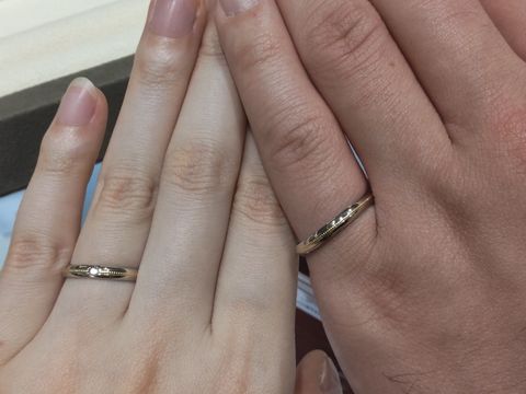 【モニッケンダム(MONNICKENDAM)の口コミ】 プラチナにイエローゴールドのセンターラインが入って、ミル打ちが施され…