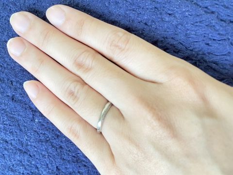 【4℃ BRIDAL(ヨンドシーブライダル)の口コミ】 婚約指輪とセットでつけられるように同じウェーブタイプを探していました…