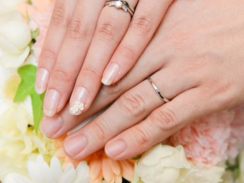 【アンジェリックフォセッテ(Angelique Fossette)の口コミ】 婚約指輪を先に選んだため、その指輪のカーブに合うものを選びました。流…