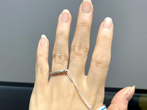 【銀座ダイヤモンドシライシの口コミ】 ウェーブのデザインに一目惚れしました。左下から右上にかけてダイヤモン…