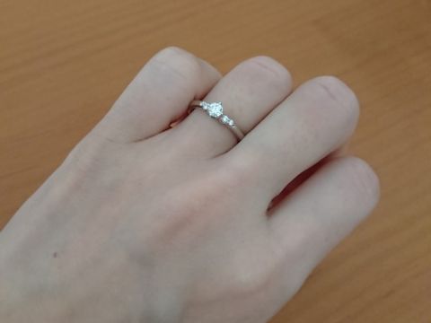 【4℃ BRIDAL(ヨンドシーブライダル)の口コミ】 5石のダイヤのキラキラ感が素敵で、可愛らしさと上品さ両方を感じられるこ…