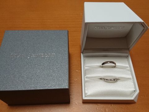 【STAR JEWELRY(スタージュエリー)の口コミ】 ハーフエタニティのダイヤモンドと星が交互に連なっているデザインです。
…