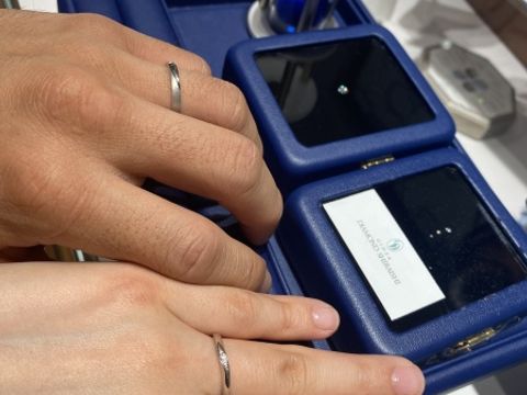 【銀座ダイヤモンドシライシの口コミ】 ウェーブ型デザイン。ダイヤ3石が中心にあるデザインで、側面にもあるデザ…