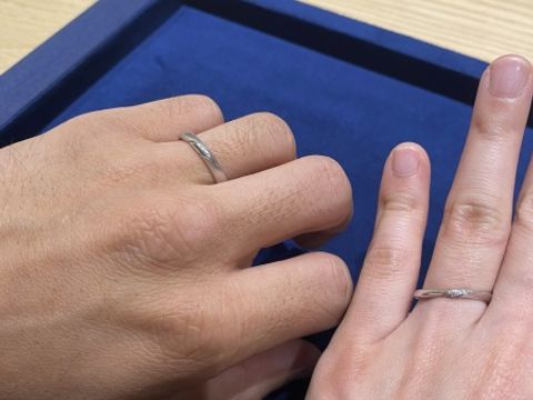 【BIJOUPIKO(ビジュピコ)の口コミ】 シンプルなデザイン。女性は中心にダイヤ3石あり、側面にかけて埋め込まれ…