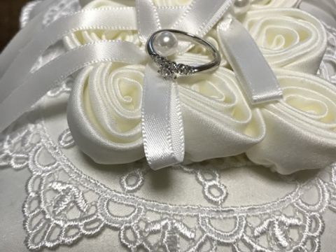 【4℃ BRIDAL(ヨンドシーブライダル)の口コミ】 結婚指輪と重ね付けできるものを探していて、とても綺麗なリングを見つけ…