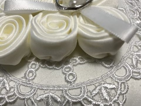 【4℃ BRIDAL(ヨンドシーブライダル)の口コミ】 エンゲージリングと重ねた時に、サイドにメレダイヤがついていることで、…