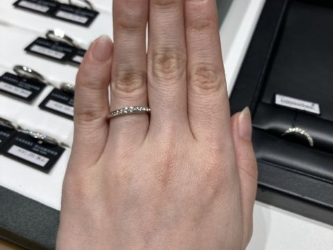 【ラザール ダイヤモンド(LAZARE DIAMOND)の口コミ】 ダイヤモンドにこだわりがあるのと、指輪が普段装着しやすいように丸くカ…