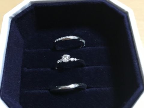 【4℃ BRIDAL(ヨンドシーブライダル)の口コミ】 重ね付けした時の綺麗さが決め手でした。少しウェーブしているリングなの…