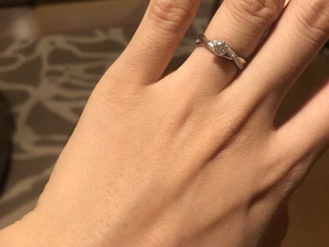 【ラザール ダイヤモンド(LAZARE DIAMOND)の口コミ】 永遠の愛を蔦のように紡ぐというテーマに魅力を感じました。
光に当たった…