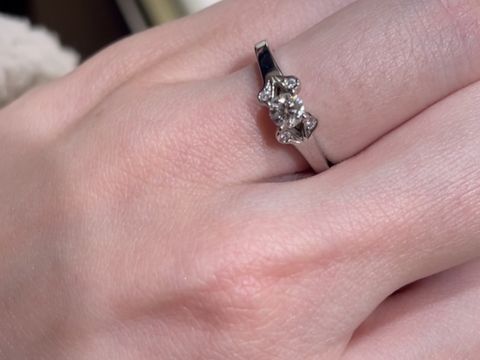 【ティファニー(Tiffany & Co.)の口コミ】 ザ、婚約指輪というような感じがしました。横から見た時の存在感もしっか…