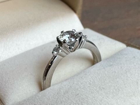 【JEWELRY  KAMATA(ジュエリーかまた)の口コミ】 リングの中心に線が入っているため、つけた時に細く見える効果があるのが…