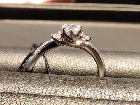 【エクセルコダイヤモンド(EXELCO DIAMOND)の口コミ】 指の形や肌色からいくつかピックアップいただいたうちの一つでした。もう…