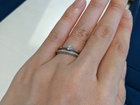 【ヴァンドーム青山(VENDOME AOYAMA)の口コミ】 ストレートの婚約指輪と、ミル打ちの入ったハーフエタニティリングを重ね…
