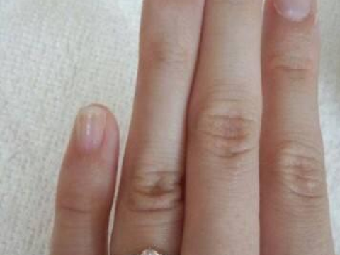 【4℃ BRIDAL(ヨンドシーブライダル)の口コミ】 彼女がシンプルなデザインが好きなのでそれを第一に考え探しました。種類…