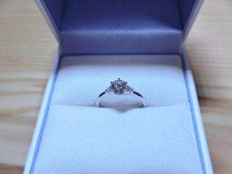 【GALA JEWELRY(ガラジュエリー)の口コミ】 彼の勧めでデザインを決めました。
メインのダイヤは0.5ctあります。
照明…