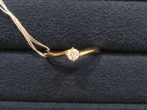 【4℃ BRIDAL(ヨンドシーブライダル)の口コミ】 爪が4本のシンプルな婚約指輪です。指輪のカーブがエレガントです。指輪の…