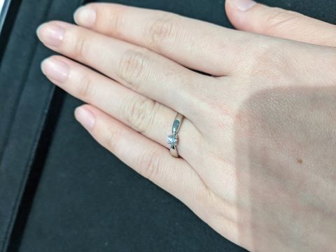 【ティファニー(Tiffany & Co.)の口コミ】 人気のティファニーハーモニーの婚約指輪です。ダイヤモンドの高さが低め…