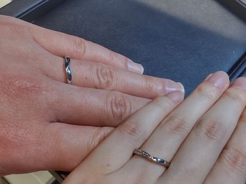 【ROYAL ASSCHER(ロイヤル・アッシャー)の口コミ】 緩やかなvラインで、センターで折り重なるように流れるフォルムです。女性…