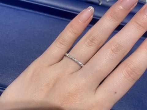 【銀座ダイヤモンドシライシの口コミ】 並んだダイヤモンドがキラキラ輝いていて綺麗で一目惚れしました。
ハーフ…