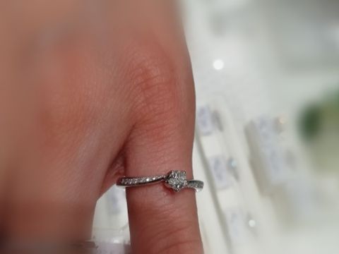 【festaria bijou SOPHIA(フェスタリア ビジュソフィア)の口コミ】 結婚指輪に比べて、より華やかでキラキラと輝くデザインのものを探して、…