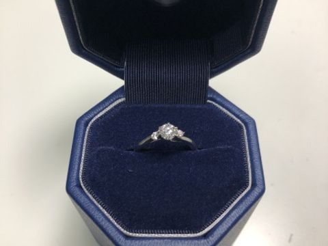 【銀座ダイヤモンドシライシの口コミ】 彼女と一緒に選びに行きました。彼女はデザインや素材などかなり悩んでい…