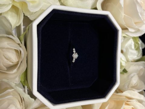 【4℃ BRIDAL(ヨンドシーブライダル)の口コミ】 友人が婚約指輪を4℃ブライダルで購入しておすすめだよと話を聞き、1番最初…