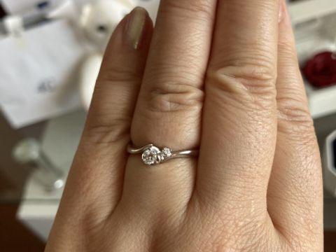 【4℃ BRIDAL(ヨンドシーブライダル)の口コミ】 いかにも、婚約指輪みたいなデザインは苦手で、普段使いに着けれる小ぶり…